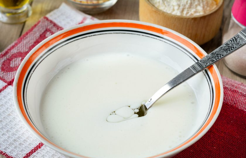 1. Этап. Тонкие пирожки на кефире: Влейте масло в тесто.