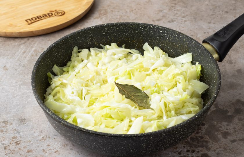 1. Этап. Капуста со сливками: Затем влейте сливки и тушите на сильном огне еще 3-5 минут.