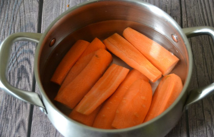 1. Этап. Морковные шаньги: Пока тесто поднимается, займитесь подготовкой начинки, для этого отварите морковь до мягкости.