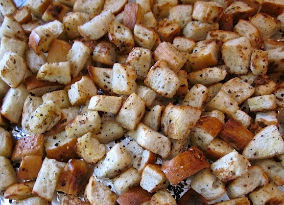 1. Этап. Домашние крутоны: 4. Обжарьте крутоны до румяной корочки и переложите на противень для остывания.