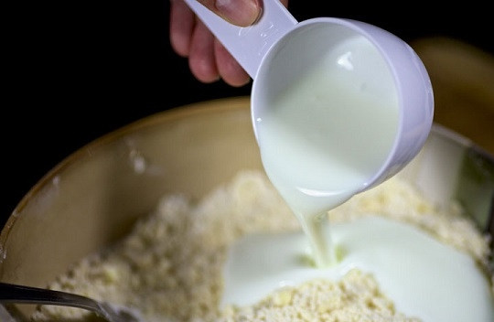 1. Этап. Яблоки, запеченные в тесте: 4. Добавьте кефир и замешайте однородное тесто.