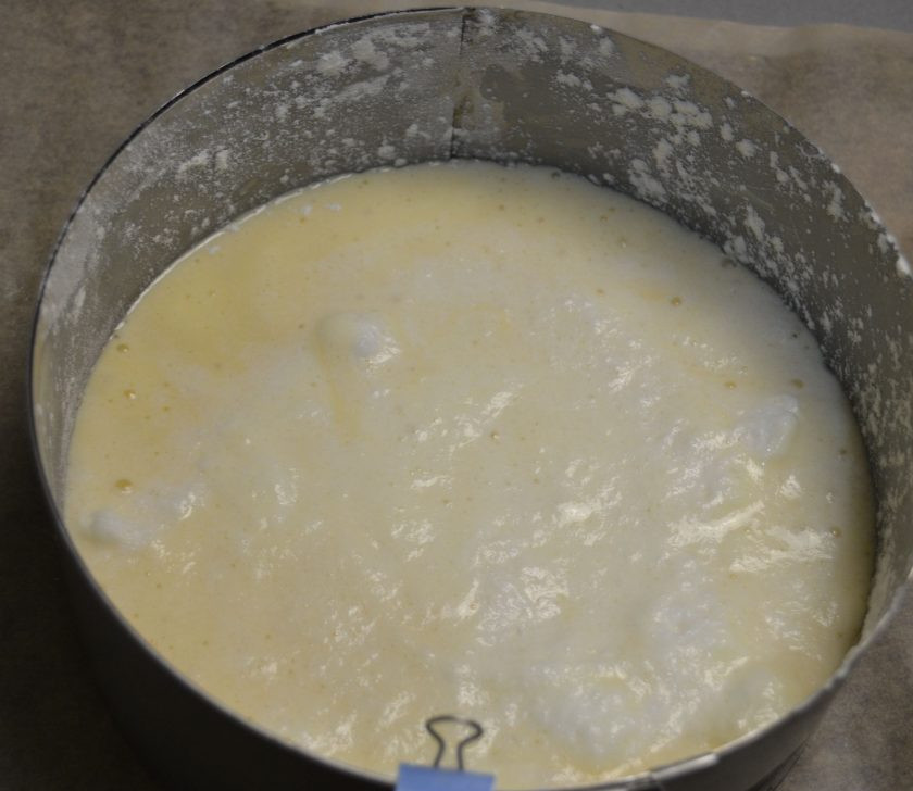 1. Этап. Мандариновый торт на Новый год: Подготовьте форму диаметром 20 см. Для уверенности, можно смазать форму маслом и присыпать мукой. Влейте тесто в форму, выпекайте при температуре 160 градусом 45-50 минут. Готовность проверяйте деревянной шпажкой.