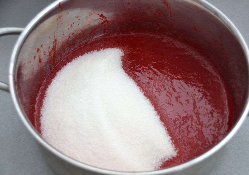 1. Этап. Кизил протертый с сахаром: Добавьте к перетертым через сито ягодам сахарный песок, размешайте.