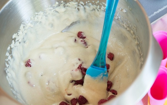 1. Этап. Яблочное мороженое без сливок: 4. Протрите полученное пюре через мелкое сито, чтобы получилась однородная масса без комочков. Добавьте по желанию ягодки и аккуратно перемешайте. Разложите по формочкам, если такие имеются, и отправьте в морозилку.