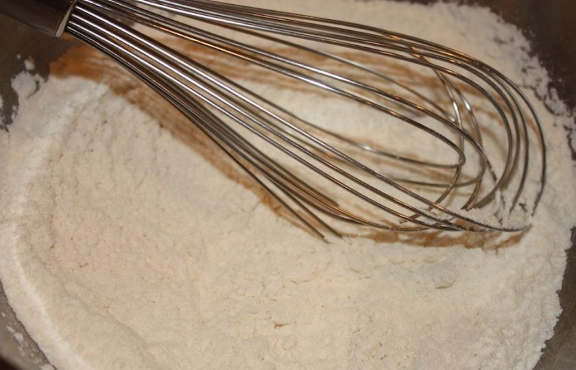 1. Этап. Апельсиновый бисквит: 2. В миску просейте муку, добавьте разрыхлитель, соль и перемешайте.
