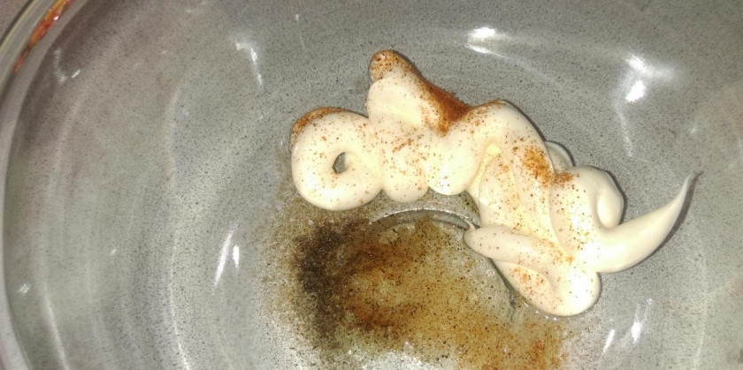 1. Этап. Салат морковный с сыром: 1. В салатницу сразу выкладываю майонез, добавляю щепотку соли, немного красного и черного молотых перцев, а также вливаю ложку лимонного сока.