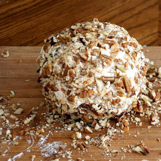 1. Этап. Сырный шар: Непосредственно перед подачей, снимите плёнку с шара и покатайте его в орехах, слегка надавливая. Старайтесь покрыть всю поверхность сырного 