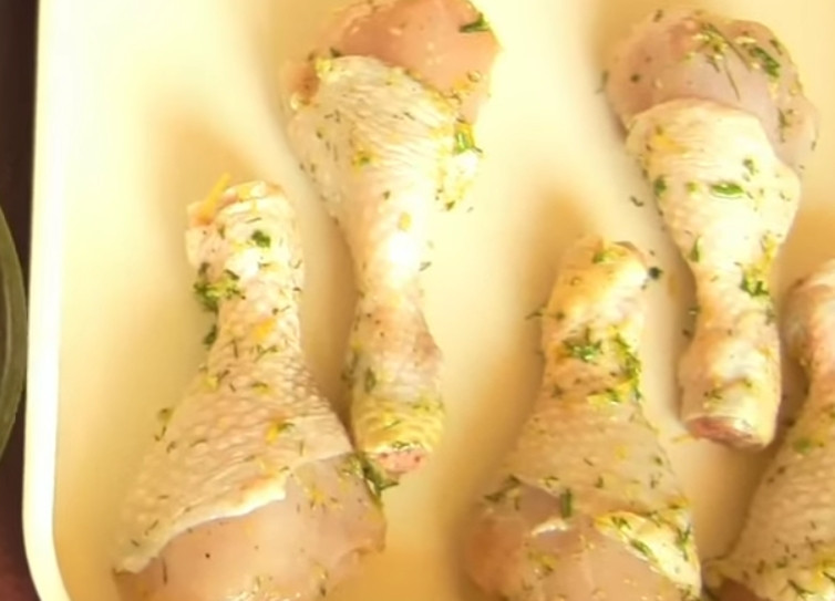 1. Этап. Куриные ножки в духовке, запеченные с лимонным соком: 4. Этой смесью натрите каждую куриную ножку и выложите на противень.