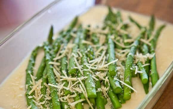 1. Этап. Спаржа в сырном соусе: 6. Выложите спаржу в жаропрочную форму, залейте соусом и отправьте в разогретую до 200 градусов духовку минут на 6-8. Перед подачей присыпьте тертым сыром и зеленью. Приятного аппетита!