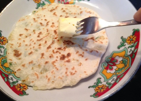 1. Этап. Чуду: Перекладываем обжаренные чуду на блюдо и смазываем сливочным маслом.