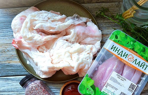 1. Этап. Шашлык-рулет: Приготовить продукты. Если готовить в духовке, заранее замочить деревянные шпажки.