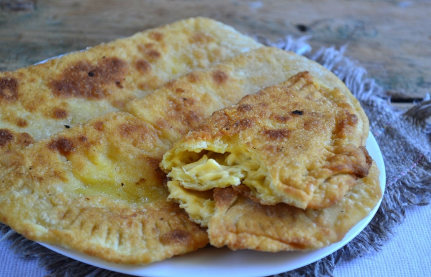 1. Этап. Чебуреки с сыром: Чебуреки с сыром готовы. Подавайте их горячими. Приятного аппетита!