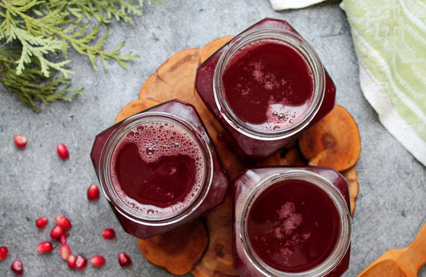 1. Этап. Варенье из гранатовых зерен: Банки промойте в горячей воде с пищевой содой и сполосните. После этого стерилизуйте их любым удобным способом. Горячее варенье разлейте по подготовленным банкам и закройте прокипяченными крышками. Дайте варенью полностью остыть и уберите на хранение в холодильник.