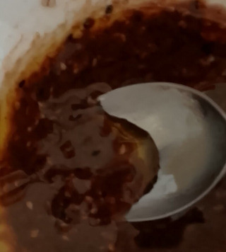 1. Этап. Лапша с грибами в мисо соусе: Тем временем, в отдельной ёмкости сделайте заправку, смешав мисо-пасту, бальзамик и оставшееся кунжутное масло. Добавьте соус в казан и хорошо перемешайте.