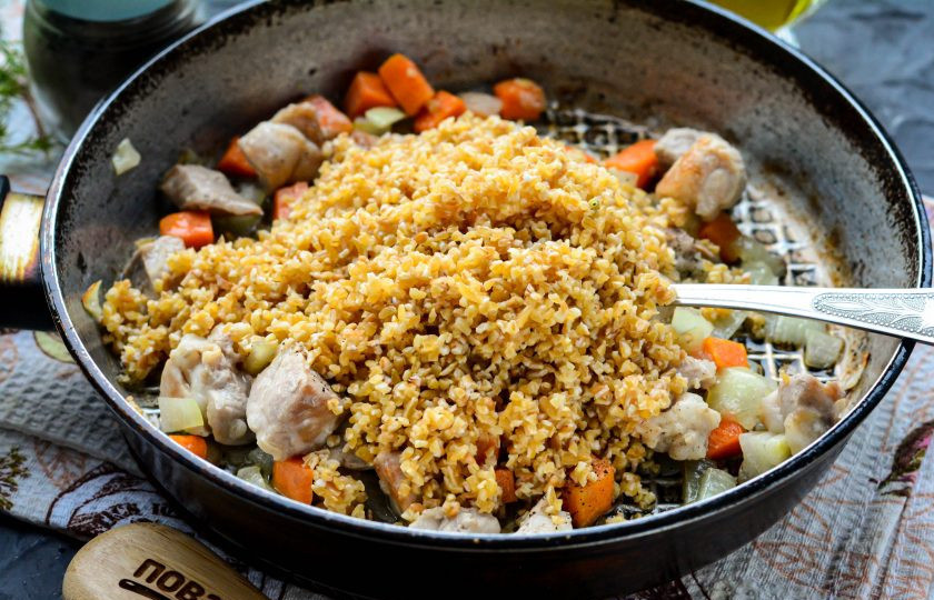 1. Этап. Ячневая каша с мясом: Всыпьте промытую ячневую крупу.