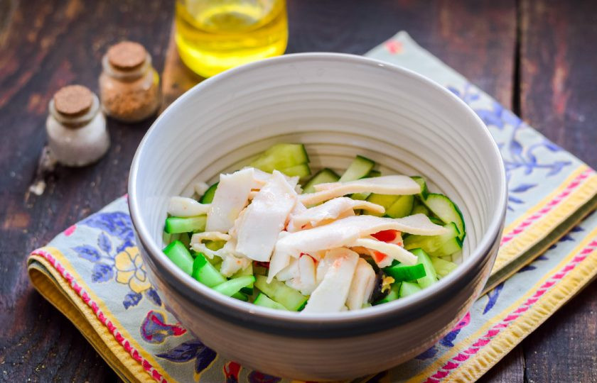 1. Этап. Салат из вешенок и кальмаров: Добавьте в салат маринованные кальмары, нарезанные небольшими кусочками.