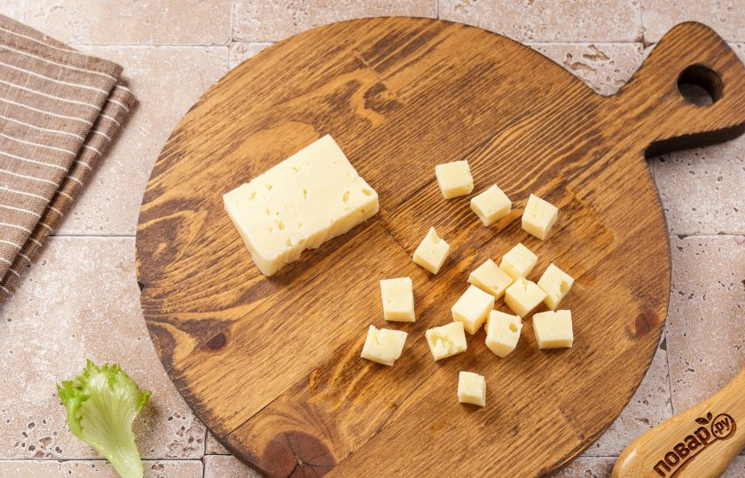 1. Этап. Салат с сыром, помидором и соевым соусом: Сыр нарежьте небольшими кубиками. Сыр можете взять любой, какой вам больше нравится.