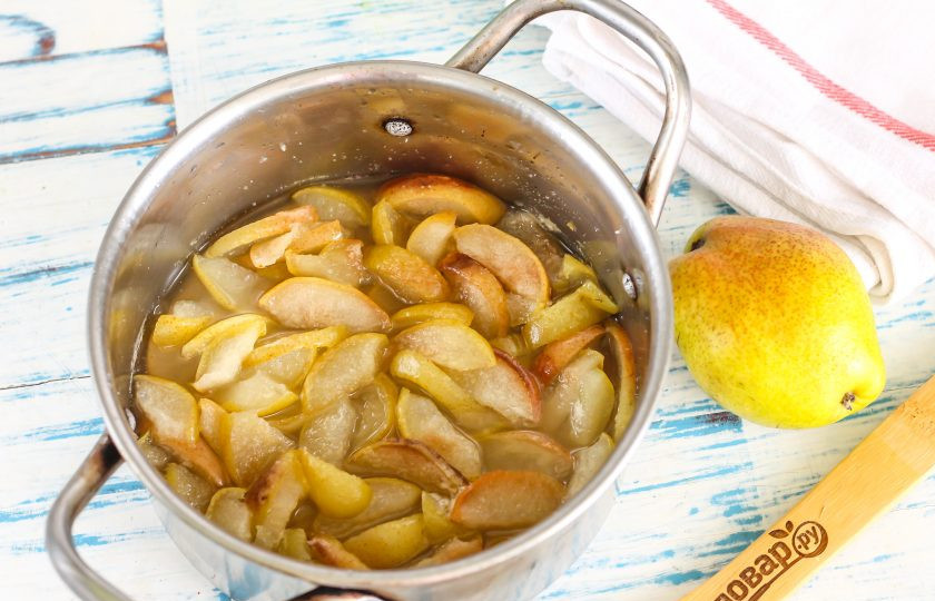 1. Этап. Варенье из груши Пятиминутка: Еще раз прогрейте, остудите и в третий раз прогрейте по 5 минут. Варенье из груш будет полностью готово. Можно в него добавить немного молотой корицы - аромат будет неимоверный!