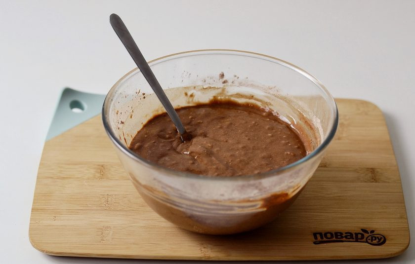 1. Этап. Торт на кокосовом молоке: Соедините сухие и жидкие ингредиенты. Перемешайте до однородной консистенции.