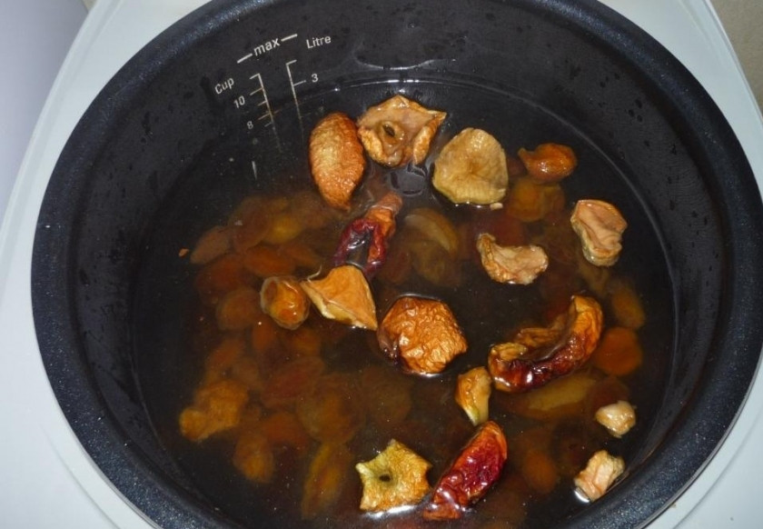 1. Этап. Морс из сухофруктов: 2. Добавим сахар и изюм, наливаем воду в зависимости от сладости сухофруктов и ваших вкусовых предпочтений - чем слаже любите, тем меньше воды.