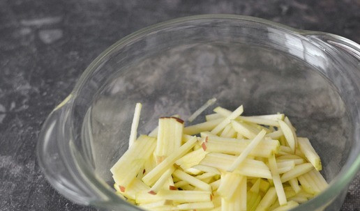 1. Этап. Салат с кальмарами, яблоком и кукурузой: Яблоки выбирайте плотные, сочные, хрустящие. Желательно кисло-сладкие. Вымойте яблоки, удалите сердцевину и нарежьте их соломкой. Сложите в миску.