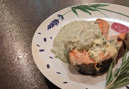 1. Этап. Стейк из лосося с сыром дорблю: Подавайте, блюдо с грибным соусом, приятного аппетита!