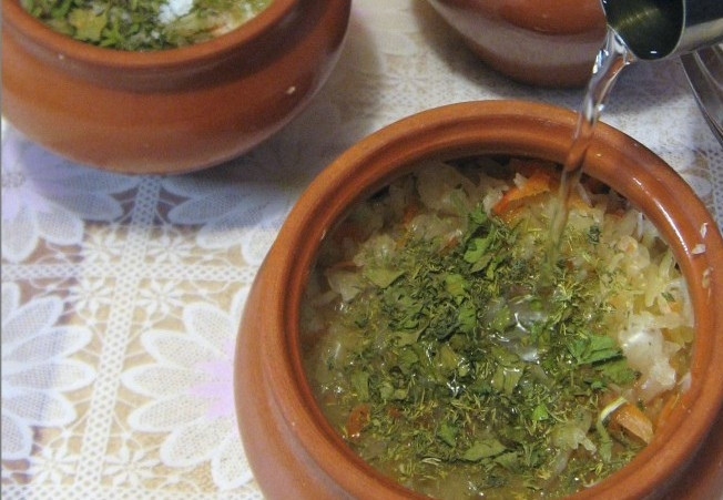 1. Этап. Картофель в горшочках в духовке: Долить воды или бульон.