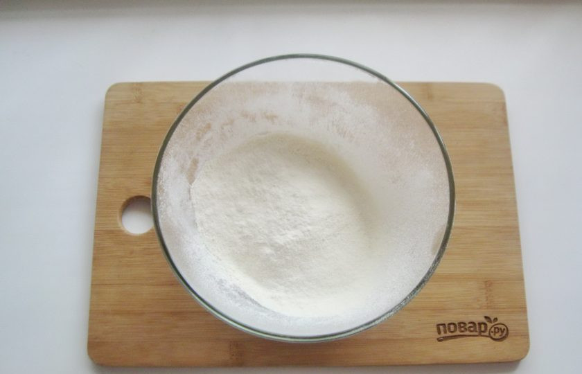 1. Этап. Японский заварной бисквит: Муку просейте в миску.