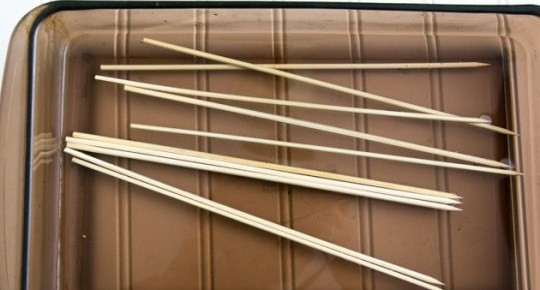 1. Этап. Шампиньоны на шпажках: Шпажки опустить в воду на 15 минут.