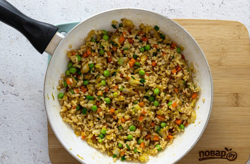 1. Этап. Бурый рис для похудения: Откиньте рис на сито, промойте в холодной воде. Переложите в сковороду. Влейте соевый соус, обжарьте с овощами 5-6 минут. В конце влейте кунжутное масло, поперчите и добавьте мелко порезанный зеленый лук.