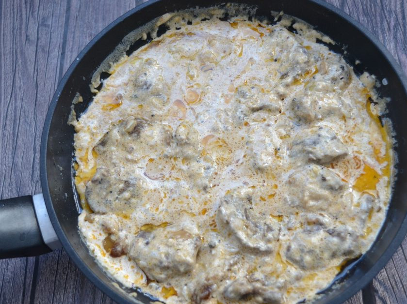 1. Этап. Говядина в перечном соусе: Тушите говядину в перечном соусе с обеих сторон.