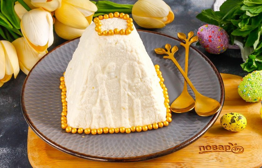 1. Этап. Легкая пасха: Спустя указанное время раскройте концы марли, переверните форму на тарелку и потяните за края марли. Пасха выпадет из формы на тарелку. Украсьте ее по своему вкусу и подайте к столу.