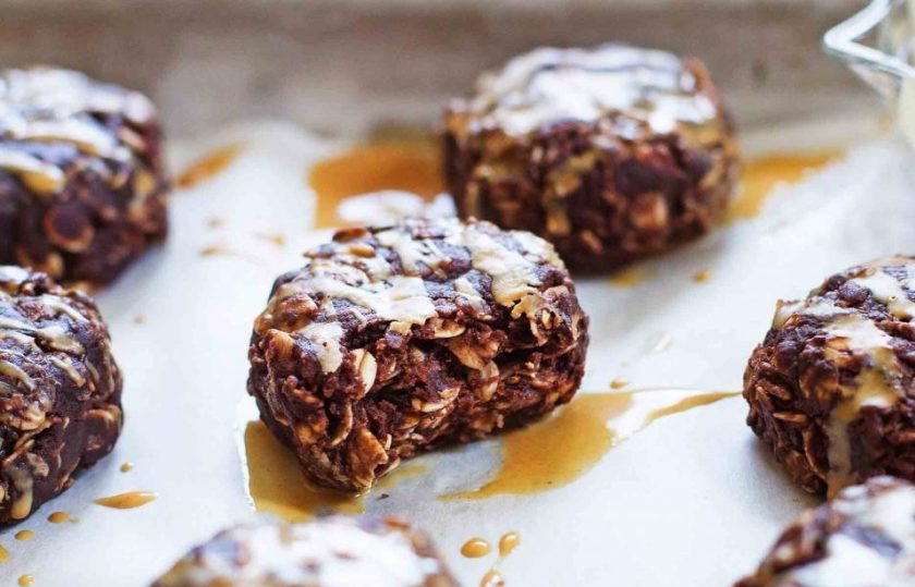 1. Этап. Печенье без выпечки: 5. Готовое печенье храните около недели при комнатной температуре или заморозьте на несколько месяцев. Перед подачей украсьте печенье ванильно-карамельным топпингом.