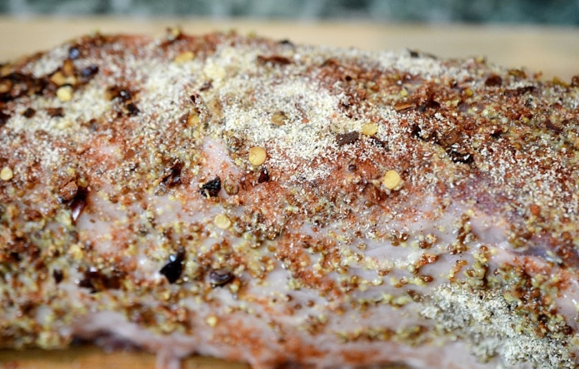 1. Этап. Мясо в микроволновке: Мясо помойте, обсушите. Я использовала мраморную говядину. Отлично подойдёт и свинина, и телятина. Обмажьте мясо горчицей, посолите, обваляйте в любимых специях.