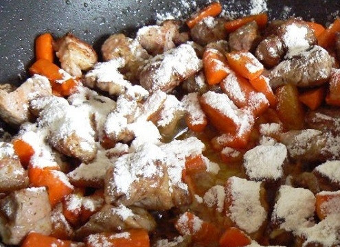 1. Этап. Рецепт жаркого из свинины с картошкой: Добавим муку, перемешиваем и обжариваем минуту-полторы, при этом все время помешивая.