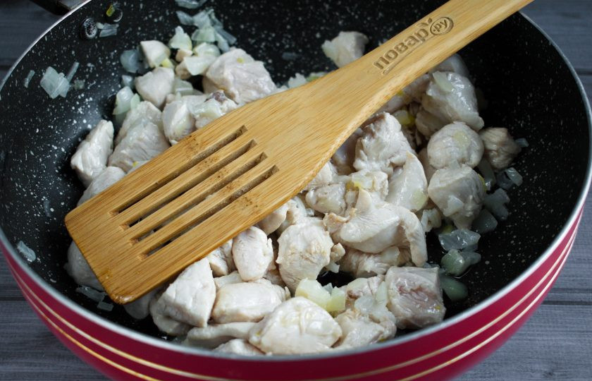 1. Этап. Рецепт куриного ризотто: Куриную грудку нарежьте мелкими кусочками, добавьте к луку, обжаривайте до побеления.