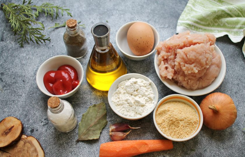 1. Этап. Куриные биточки в духовке с подливкой: Подготовьте все необходимые ингредиенты для приготовления куриных биточков в духовке с подливкой.