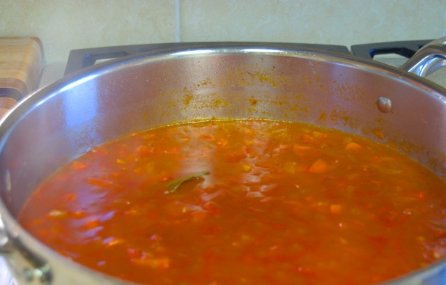 1. Этап. Курица, тушеная в томатном соусе: 3. На отдельной сковороде с высокими бортами или в сотейнике разогреть немного масла. Очистить морковь, лук, сладкий перец и чеснок, нарезать мелким кубиком. Отправить на сковороду и обжарить пару минут. Добавить готовый томатный соус или свежие помидоры, очищенные от кожицы. Тушить на медленном огне минут 5. Для аромата в рецепт приготовления курицы, тушеной в томатном соусе можно добавить лавровый лист или сушеную зелень.