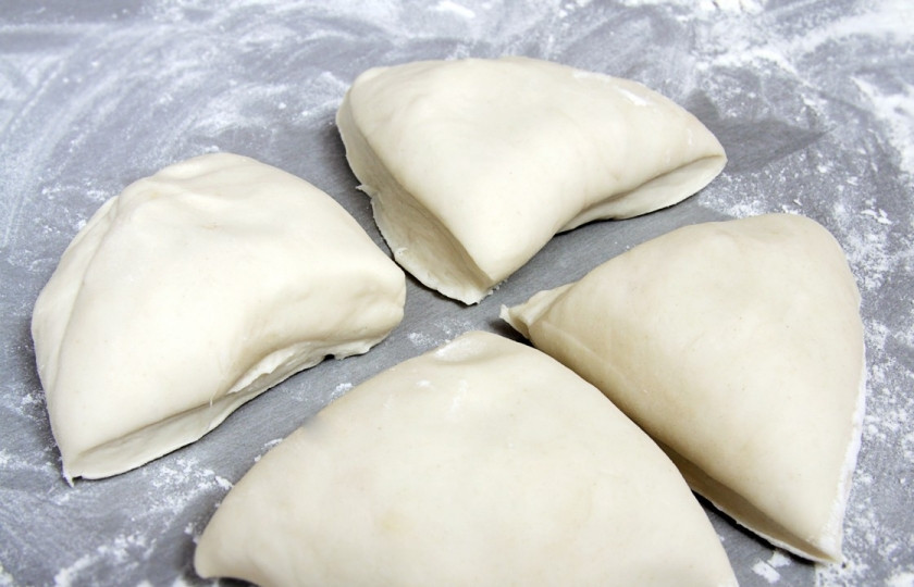 1. Этап. Фокачча бездрожжевая: Разделите тесто на 4 равные части. Каждую раскатайте по размеру формы для выпечки.