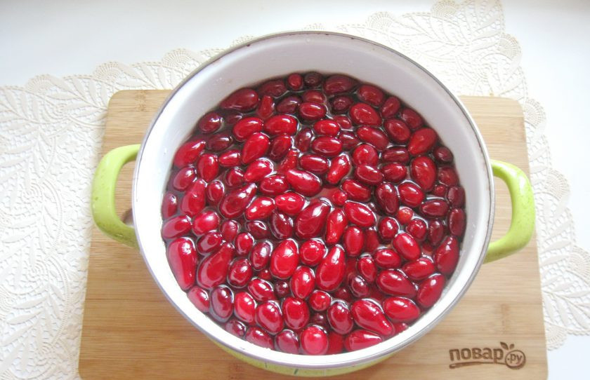 1. Этап. Кизиловое варенье с косточками Пятиминутка: Горячим сиропом залейте кизил.