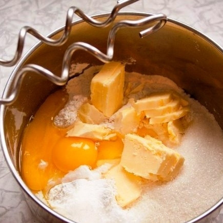 1. Этап. Черничный пирог с творогом: Смешиваем в кастрюльке муку, разрыхлитель, яйца, ванилин, сахар и сливочное масло. Можно смешивать руками, но эффективнее - специальной насадкой для теста.