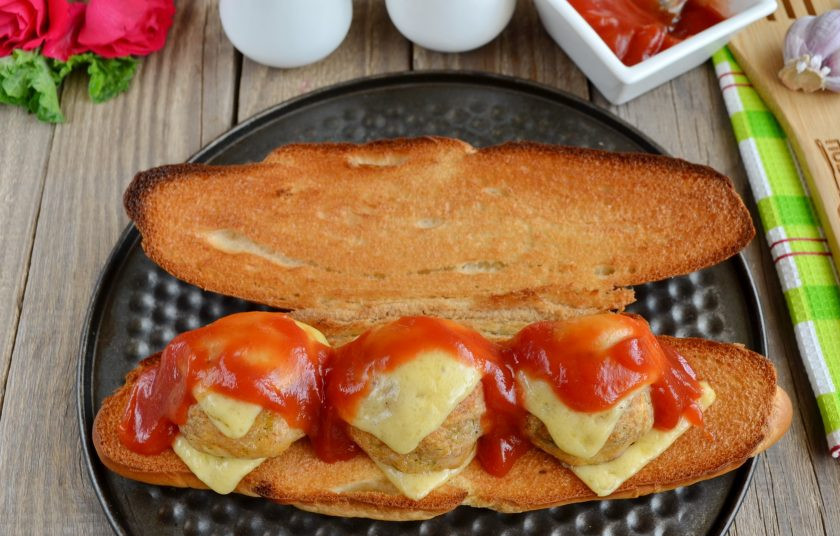 1. Этап. Субмарина с фрикадельками: Полейте томатным соусом фрикадельки и подайте закуску горячей к столу! Приятного аппетита!