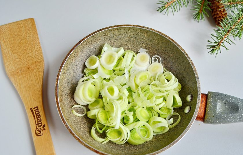 1. Этап. Куриный рулет в гранатовом желе: Лук-порей вымойте, порежьте светлую часть колечками и обжарьте на оливковом масле до мягкости.