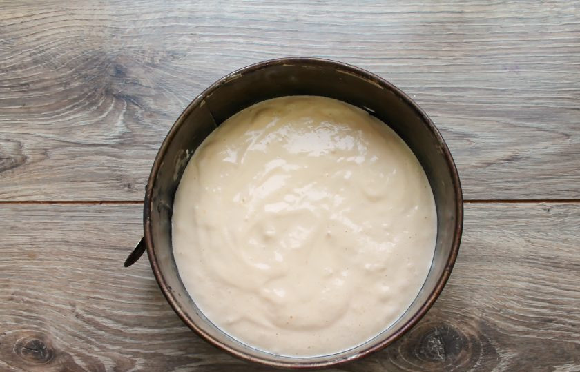 1. Этап. Торт Ириска с вареной сгущенкой: Разъемную форму диаметром 18 сантиметров смажьте растительным маслом и посыпьте мукой. Переложите в нее тесто.