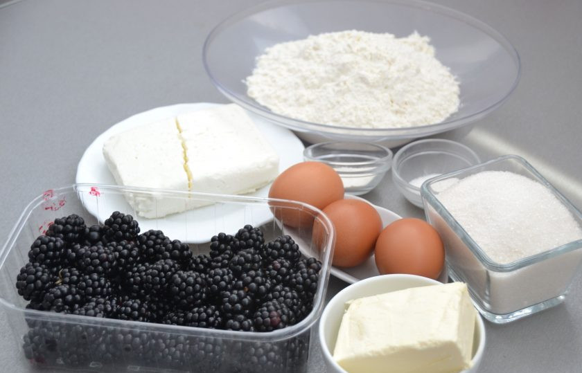 1. Этап. Творожный пирог с ежевикой: Подготовьте ингредиенты.