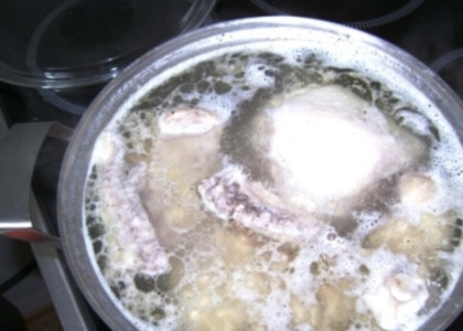 1. Этап. Рассольник с курицей: Налить в кастрюлю 2-2,5 л воды и сварить бульон из курицы.