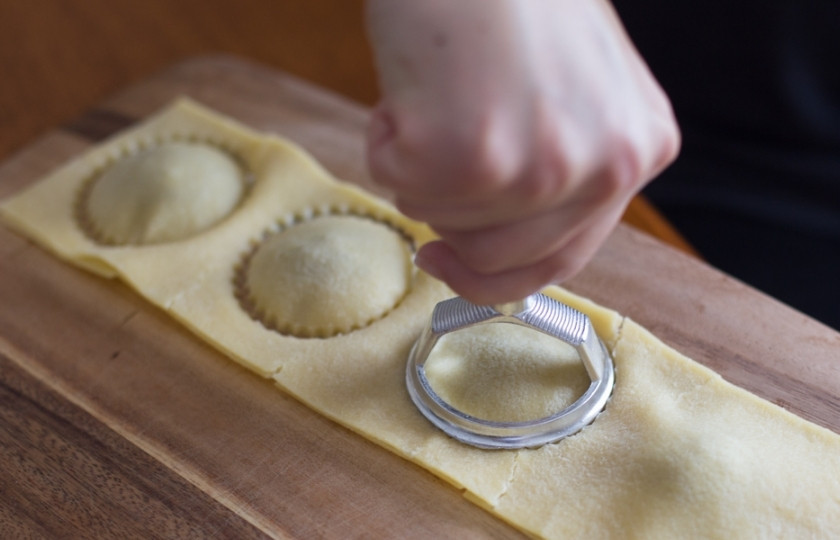 1. Этап. Равиоли с мясом: Положите второй лист сверху. Теперь выдавливайте равиоли. Тоже вы можете сделать и в равиольнице.