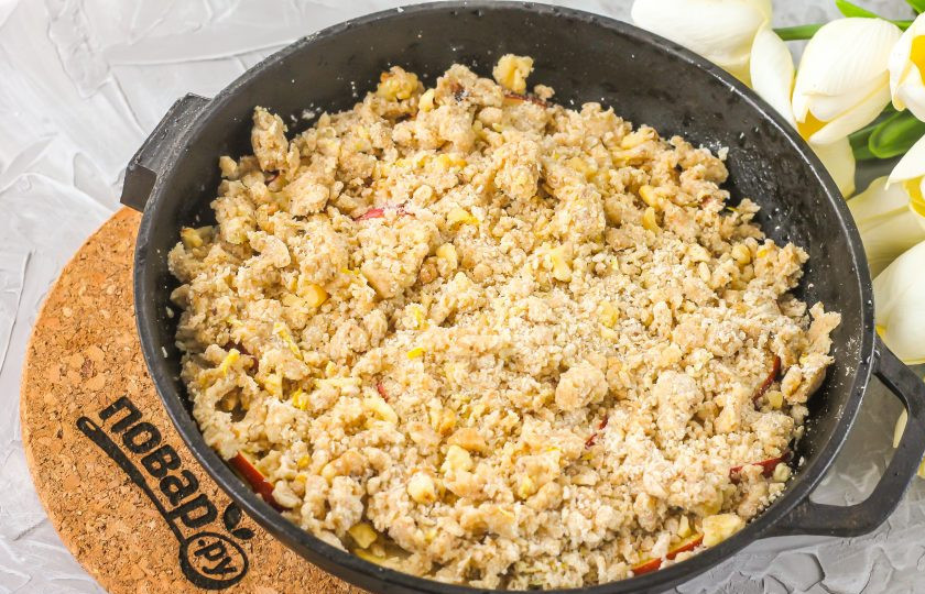 1. Этап. Яблочный гратен: На яблочную нарезку выложите приготовленную крошку теста, распределяя равномерно. Разогрейте духовку до 200 градусов и запеките гратен до румяности примерно 20-25 минут.