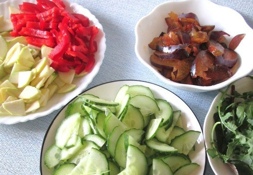 1. Этап. Салат овощной с морской солью: Кабачок и огурец вымыть, обсушить, разрезать вдоль и затем тонкими половинками. Болгарский перец без семян нарезать соломкой. Сливы нарезать полосками. Салатные листья вымыть, обсушить и нарвать руками (вместо кресс -салата здесь микс : руккола и мангольд)