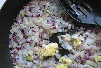 1. Этап. Соус для устриц классический: 3. Затем вам стоит вылить в емкость сок и вино, добавить сахар. Варка соуса займет не более получаса. Крышкой емкость не нужно прикрывать, дайте соусу хорошенько увариться. Но не забывайте перемешивать. Затем процеживайте вино при помощи сита, чтобы остался один соус. Лук, чеснок и зелень выбрасывайте. Соус возвращайте дальше вариться еще минут на пять или десять. Положите соль и перец, помешайте и убавьте огонь.